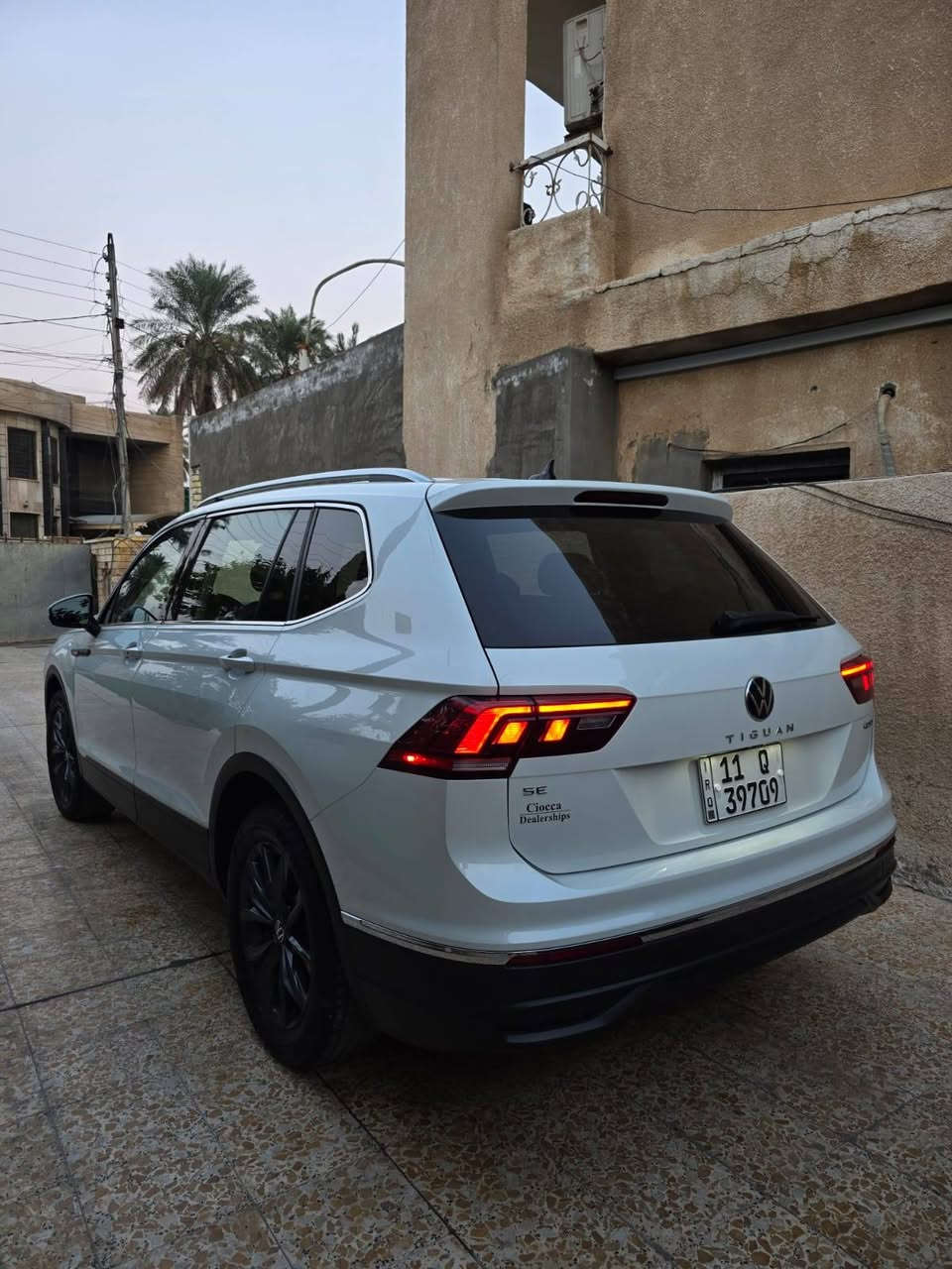 السلام عليكم...تيكوان 2023 سياره جديده بدون أي نقص حادثه جاملغ و بونيد و بيه بس الغد الأيسر معدل بارد بدون صبغ و بدون حار...شواصي مكينه 2.9 تيربو كير كله مكفول بلادي السياره ماشيه 28 الف دفع رباعي ايربك بيه فقط ستيرن و برده و الستيرن راجع سستم....سعره 165 ورقه رقمي ***********   مكاني بغداد حي الجامعه بغداد, العراق
