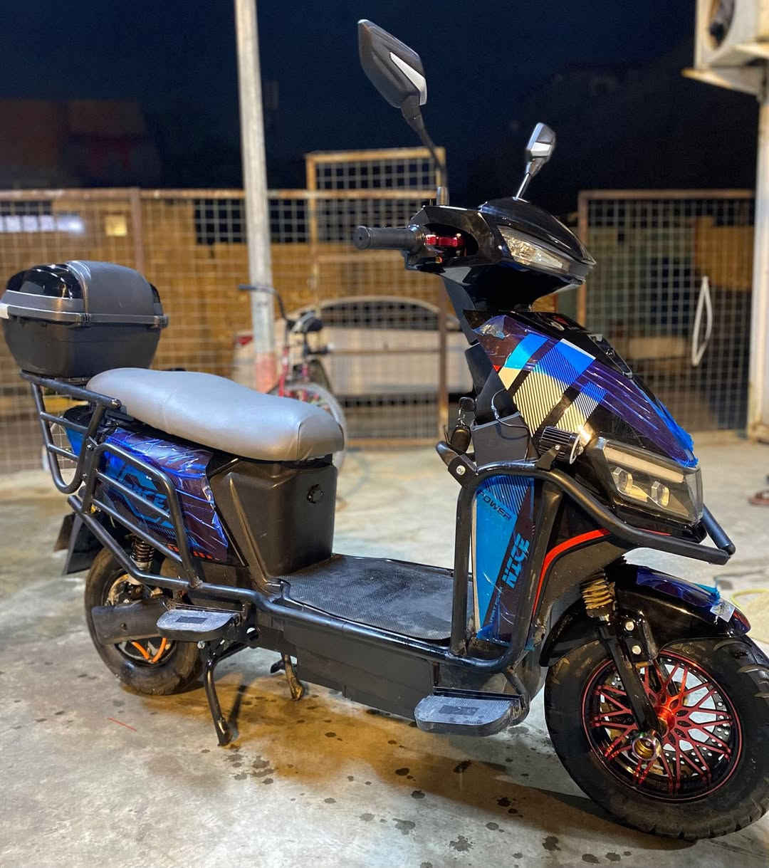 السلام عليكم ماطور شحن للبيع ماطور جديد معنه كلمه مستعمل شي قليل مدرع بل كامل وجنطه خلفيه وياه جادر ماطور فول نضافه ٦ بطاريات كبار شرط تفحص يله تاخذه ماطور كله بلادي لايت زنون عالي ناصي دبل اشاره اشاير منفذ شحن للتلفون مثبت سرعه سرعته ٩٩ اربع نمر نضام بك يرجع إلى خلف ماطور كامل مكمل مابي اي نقص وين متريد افحص  سعره 700 الف بي مجال بصيط مكاني رمادي تأميم 8شباط تواصل ***********
