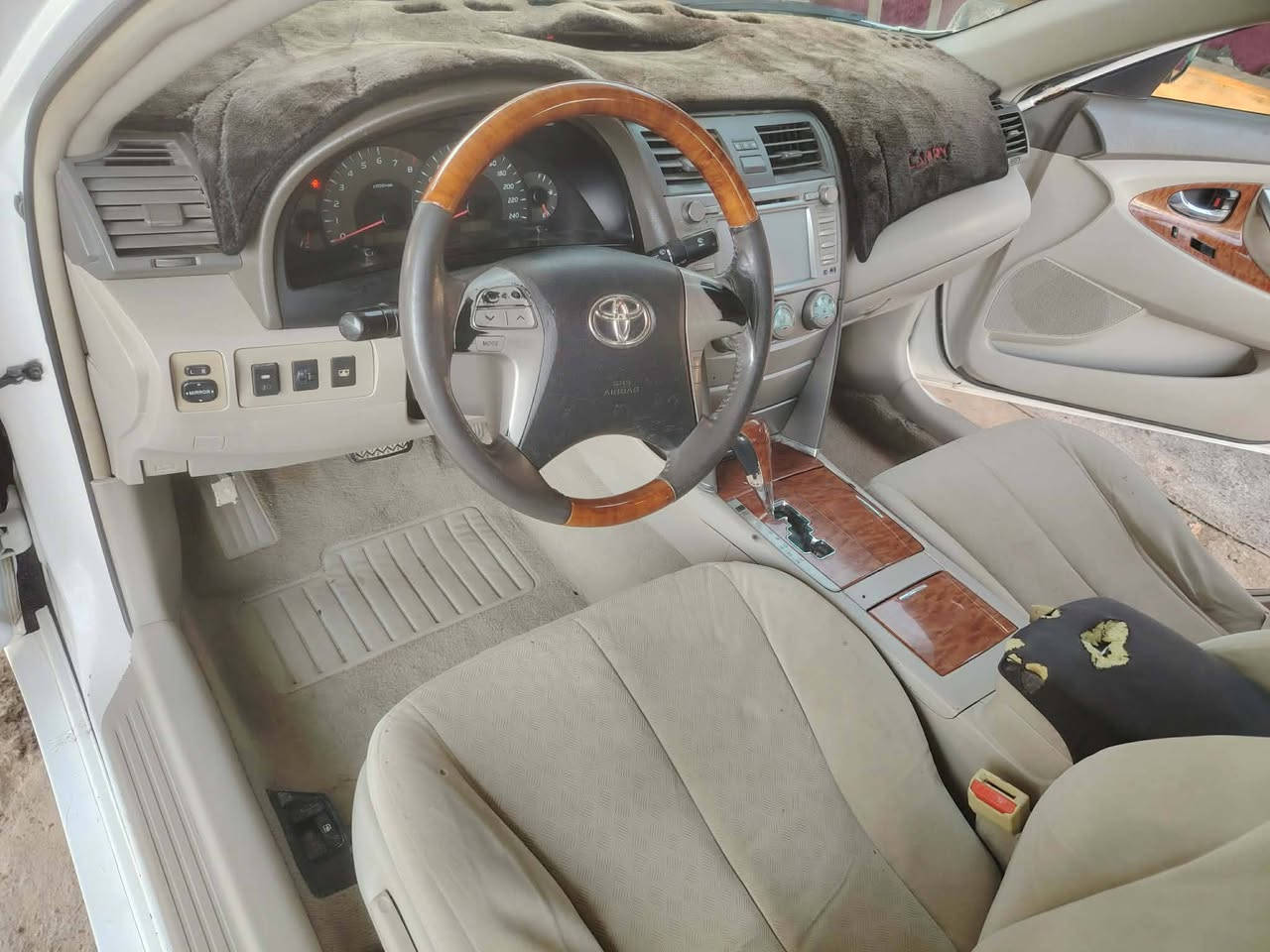 السلام عليكم
كامري 2009 خليجي 
تحويل مباشر 
فول مواصفات 
مكينه 4سلندر
تبريد ثلج 
السعر 105
***********
العنوان الانبار
