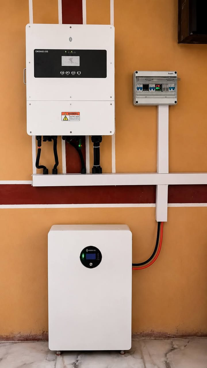 ☀️ تم بحمد الله نصب منظومة طاقة شمسية متكاملة ☀️

🔋 10 أمبير نهاري
🌙 10 أمبير ليلي لمدة 4 ساعات

✅ المواصفات:

🔹 إنفيرتر: شيساج Hybrid
🔹 القدرة: 6 كيلوواط
🔹 التصنيف: IP65 مقاوم للعوامل الجوية

🔹 البطارية: شيساج
🔹 السعة: 10 كيلوواط/ساعة
🔹 التشغيل الليلي: 10 أمبير لمدة 4 ساعات

🔹 الألواح: LONGi Hi-MO X10
🔹 قدرة اللوح: 650 واط
🔹 كفاءة عالية وأداء ممتاز

⚡ جودة مضمونة، أداء مستقر، وحل مثالي للتخلص من انقطاع الكهرباء.

📞 للاستفسار والحجز:
***********

👷‍♂️ إشراف وتنفيذ: المهندس محمد زياد
