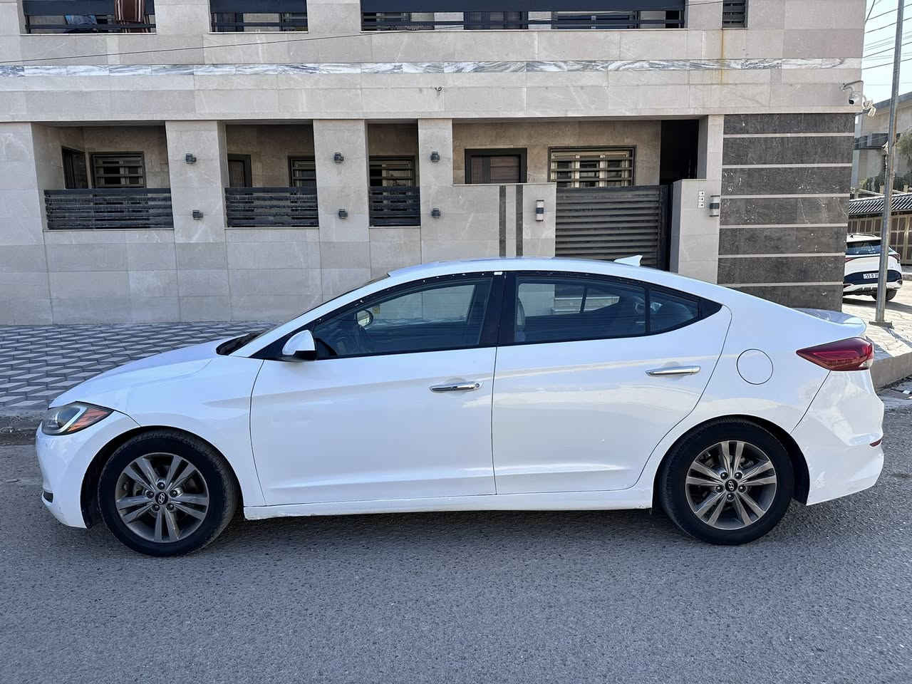 هونداي النترا  موديل 2018 وارد امريكي حادثها جاملغ وبنيد  بدون دواخل. وبيها صبغ صفحتين اثر تكشير وطخات بسيطه . ابيع حزام . تبريد تخم تاير صدر خير من الله 
شاشه وكامره وتحكمات . مكان السياره بغداد .السعر 98$ وبيها مجال  باسمي تحويل مباشر . الاتصال على الرقم 
***********
