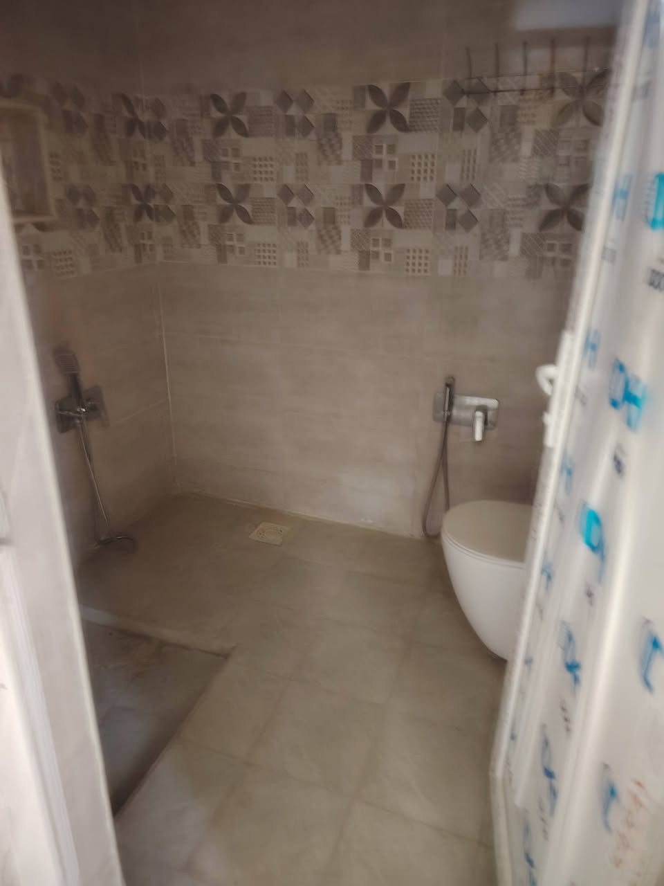 بيت بشارع 40 خلف الماس للتسوق
لايجار
طابق الارضي غرف النوم هول استقبال ومطبخ وصحيات وكراج وصحيات خارجيه
طابق ثاني غرفتين نوم وهول وصحيات
مبلغ الإيجار 500
بيت حديث
مراجعه مكتب الأهرام لعقار والمقالات شارع 60قرب مجمع الضامن الطبي *********** بيه واتساب ***********
