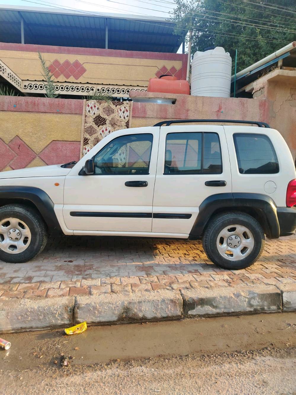 جيب لبرتي 2004 مال مزاد قرصه بعده ماطالع مزاد أربيل علمن سياره مصبوغه عام وكاله  من الضربه القويه تبريد شغال سياره ما عايزه شي بس الحداديه الوره مكان السياره البصره اتعهد  بل وكاله العامه 