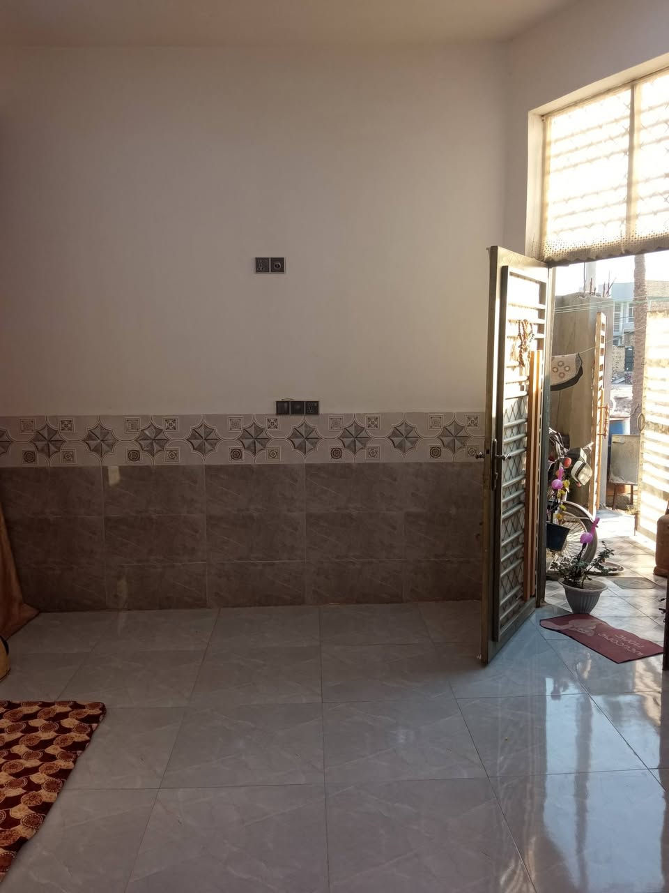 السلام عليكم بيت للبيع موقع محيزم شارع 100 مقابل الصعده مال الرواىي يم الاستداره مساحه البيت 100 متر مربع ركن واجه 10 نزال 10 طابو زراعي سند 25 خدمات كامله عرض الشارع 10 متر طابق واحد بي نقص البيتونه والصطح فقط بيت جديد 

الاستفسار.  ***********
