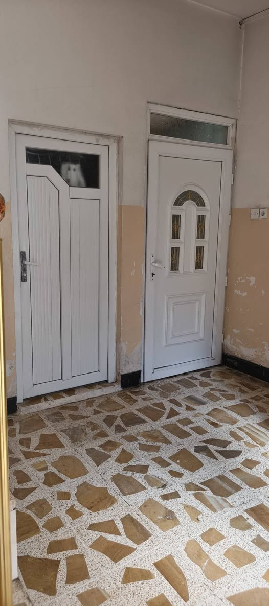 بيت للبيع 100متر مربع بالايمن حي رساله قرب مستشفى اطباء بلا حدود سعر95وبي مجال للشراي الاستفسار رقم صاحب البيت ***********
