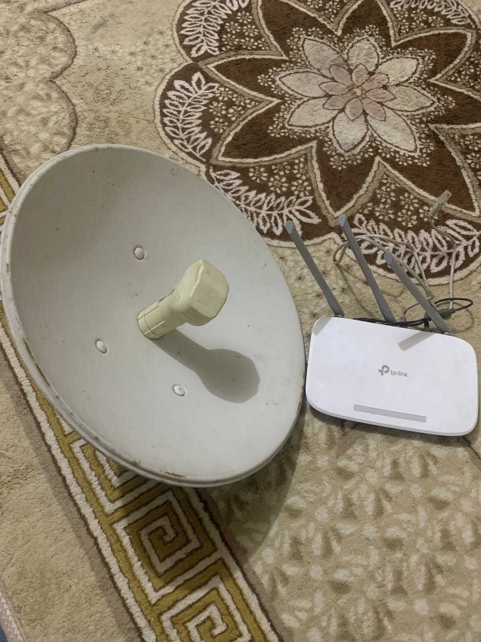 سلام عليكم راوتر ونانو صحن راوتر بل باكيت والله مامستخدم ابد شتريته وبسبب ضوئي عفتهن وعاكسه طول 5 ساعات تشتغل  مراوس او للبيع سعر 130 وبي مجال مكاني شهربان حي عسكري ***********
