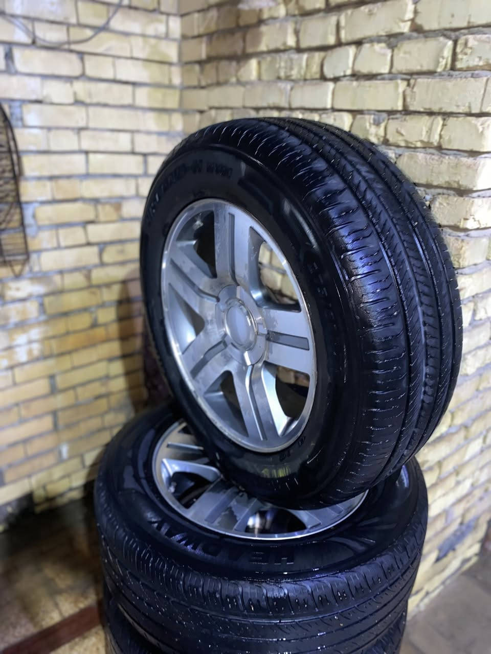 سلام عليكم تخم تايرات كامل مع ويل حجم 20 نوع تاهو  تايرات نضافه 80 بلميه قيلل ماشي بيهم شوفت عينكم 

السعر 700 مكاني العماره ميسان 
تواصل وياي بلخاص او تصل على الرقم

***********
