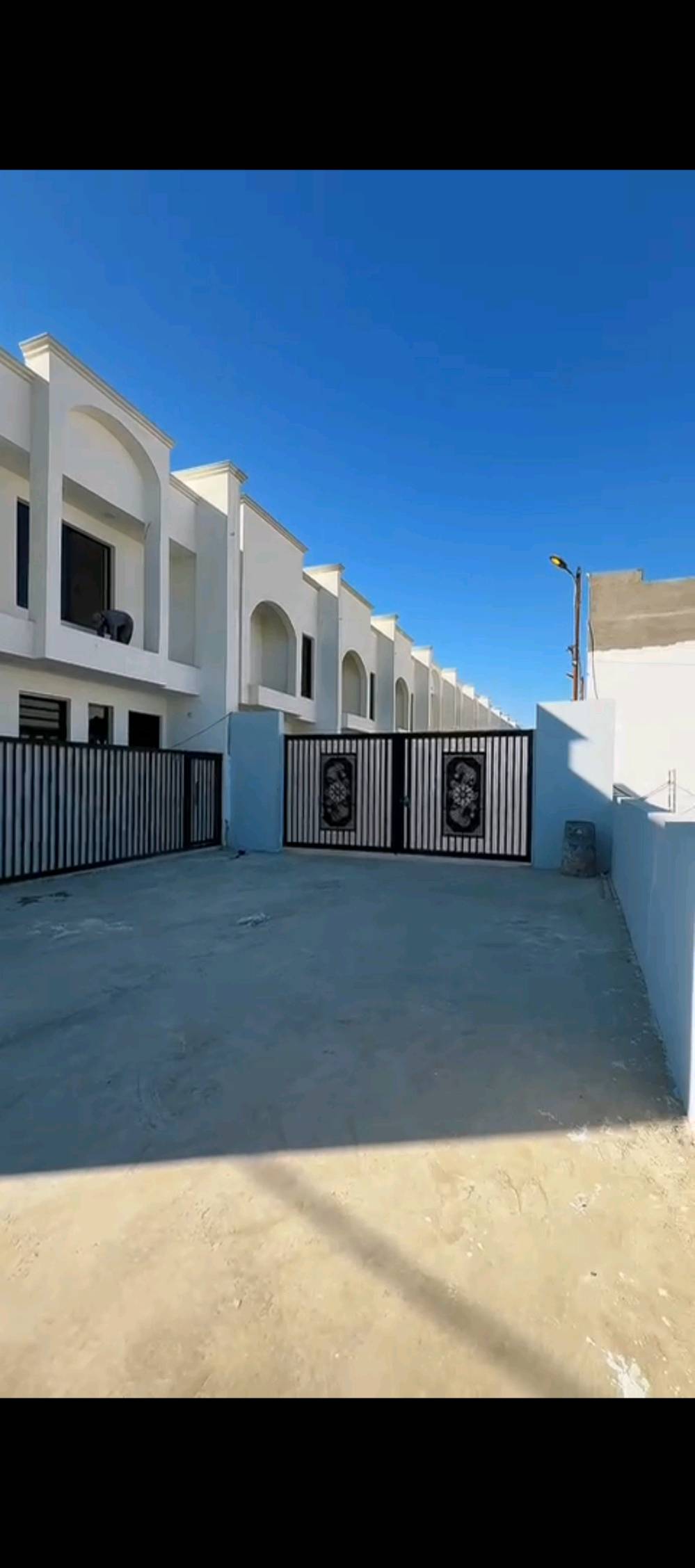 ✨ مجمع الدور البيضاء السكني ✨
يعلن عن توفر وحدات سكنية حديثة بمساحات متعددة وبأسعار تنافسية جدًا
📍 الموقع:
منطقة الري – بالقرب من منطقة الشباب والمربع الذهبي
ضمن مناطق بغداد / الكرخ
موقع مميز وقريب من الخدمات الأساسية
📄 النوع القانوني:
أراضي زراعية – سند 25
✔️ قرار محكمة
🏠 تفاصيل الوحدات السكنية:
🔹 مساحة 60 م²
واجهة 6 م – نزال 10 م
طابقين
(هول + استقبال + مطبخ + صحيات + 3 غرف نوم)
💰 السعر: 100 مليون
🔹 مساحة 85 م²
واجهة 6 م
طابقين
(هول + استقبال + مطبخ + صحيات + 3 غرف نوم)
💰 السعر: 120 مليون
🔹 مساحة 90 م²
واجهة 6 م – نزال 15 م
طابقين
(هول + استقبال + مطبخ + صحيات + 3 غرف نوم)
💰 السعر: 125 مليون
🔹 مساحة 115 م²
واجهة 7 م – نزال 17.5 م
طابقين
(هول + استقبال + مطبخ + صحيات + 4 غرف نوم)
💰 السعر: 145 مليون
🔹 مساحة 135 م²
واجهة 7.6 م – نزال 18 م
طابقين
(هول + استقبال + مطبخ + صحيات + 4 غرف نوم)
💰 السعر: 165 مليون
⚙️ خدمات المجمع:
✔️ ماء
✔️ كهرباء
✔️ مجاري
✔️ تبليط كامل
✔️ بوابات دخول
✔️ نظام أمني (Security System)
📌 فرصة حقيقية للسكن أو الاستثمار
موقع ممتاز ✔️ أسعار مناسبة ✔️ خدمات متكاملة ✔️
📞 للاستفسار والتواصل:
شركة تاج الياقوت للتطوير والاستثمار العقاري 👑
📱 *********** (واتساب)
📱 *********** (واتساب)
📱 *********** (واتساب)
📱 *********** (واتساب)