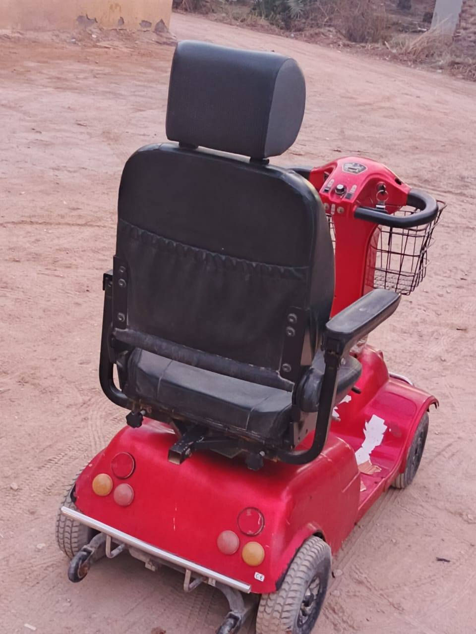 سكوتر شحن مستخدم للبيع شغال يفيد كبار السن وذوي الاحتياجات الخاصة للاستفسار الاتصال على الرقم *********** بي واتساب ممتواجد ع الفيس
