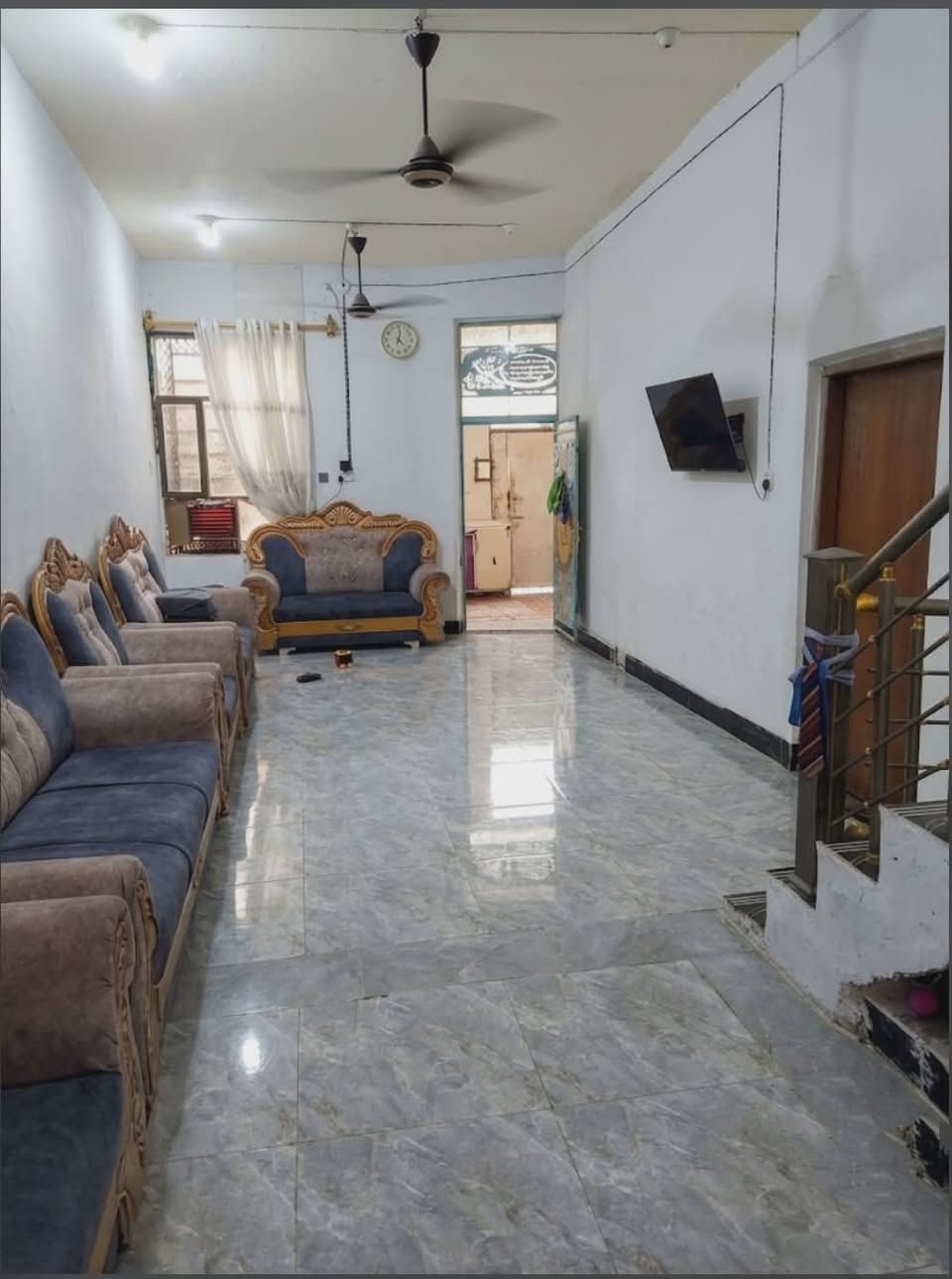 بيت + مشتمل مساحة ٢٥٠ 

العنوان خلف الملعب. خلف شارع ياسين 
البيت يتكون من 4 غرف .. اثنين جوة و اثنين فوك .. وهول ومطبخ وبراني وصحيات ..
المشتمل يتكون من غرفة وهول ومطبخ وغرفة هيكل فوك ..وصحيات ..
***********
