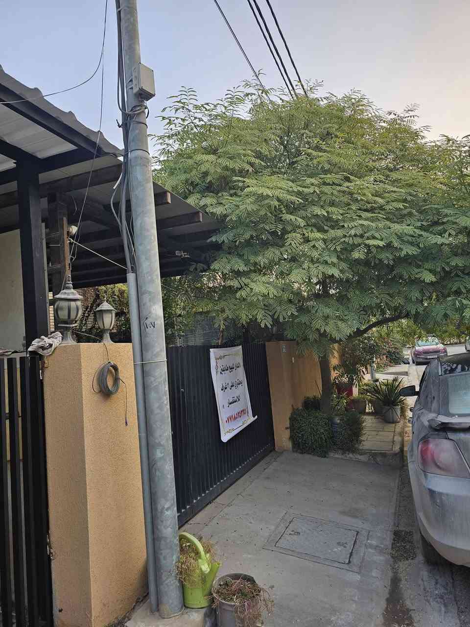 دار للبيع في مجمع الكوثر السكني.
زقاق ١ مقابل الحديقه.
المساحه ١٥٠ متر طابو صرف،طابقين يحتوي على ٣ غرف نوم
الطابق الارضي يحتوي على غرفه وصاله كبيره وحمامات ومطبخ ،مع حديقه اماميه وكراج وحديثه خلفيه.
الطابق الثاني يحتوي على صاله وغرفتين نوم. 
للاستفسار اكثر الاتصال بلرقم ***********
