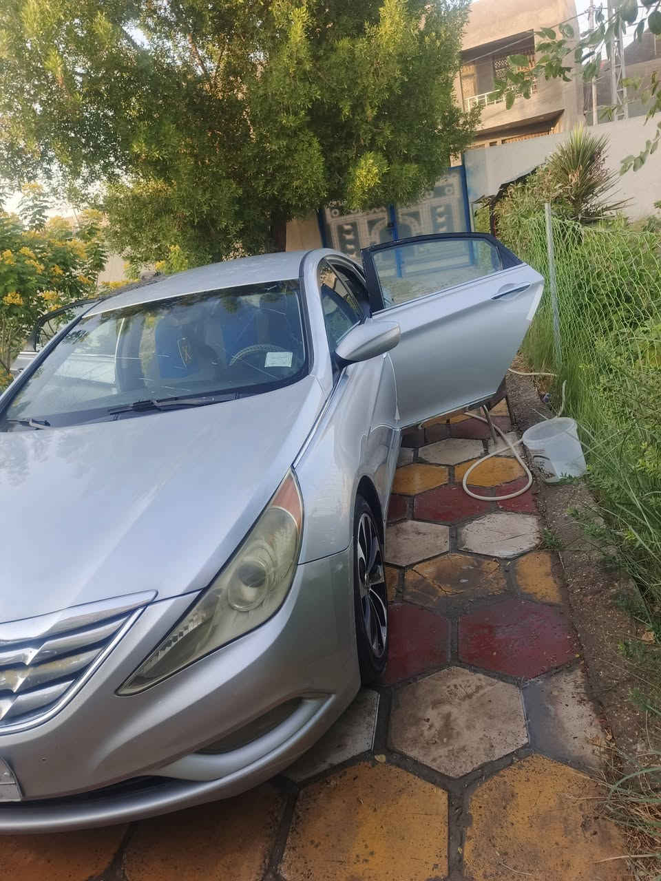 السلام عليكم سياره سوناتا 2012 ورده امريكي رقم بابل باسمي قطعتين بيها للبيع ***********
