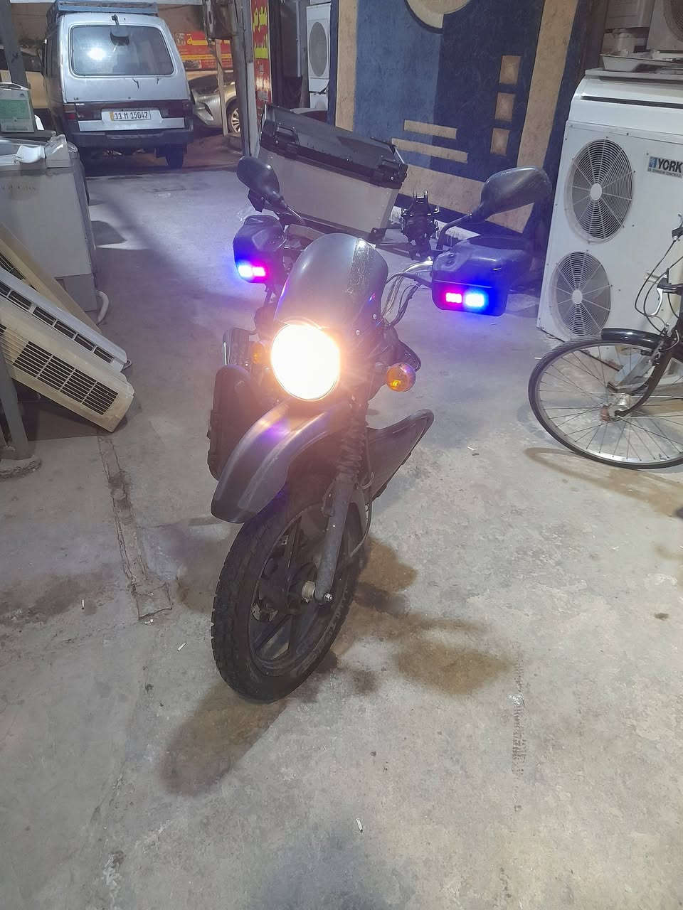 السلام عليكم بوكسر للبيع موديل ٢٠٢٣ مرقم ماشيه ١٩ لون اسود مكينه مكفوله سعرها 2.300   ملونين و٣٠٠ الف مكانها بغداد حي الحامعه ***********
