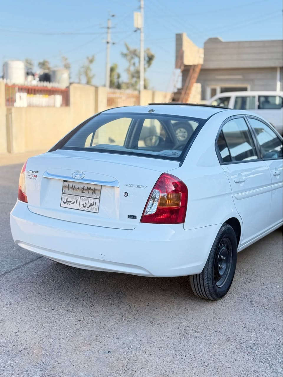 ئه كسينت ٢٠١١ فول مواسه فات مه كينه گه وره سلايت توماتيك ناو زه رد تاقم پيشى نوى گيرو مه كينه و كاره بايىى هه مووى به شه رت مالى دوسته سعرى فروشتنم داناوه ٨٤ وه ره قه و مه جاليكى برايانه ى زور كه م ته نها دوو پارچه و په له يه كى بوياغه سه ياره يه كى زور جوان و بى كيشه يه 
*********** كويسينجاك, أربيل
