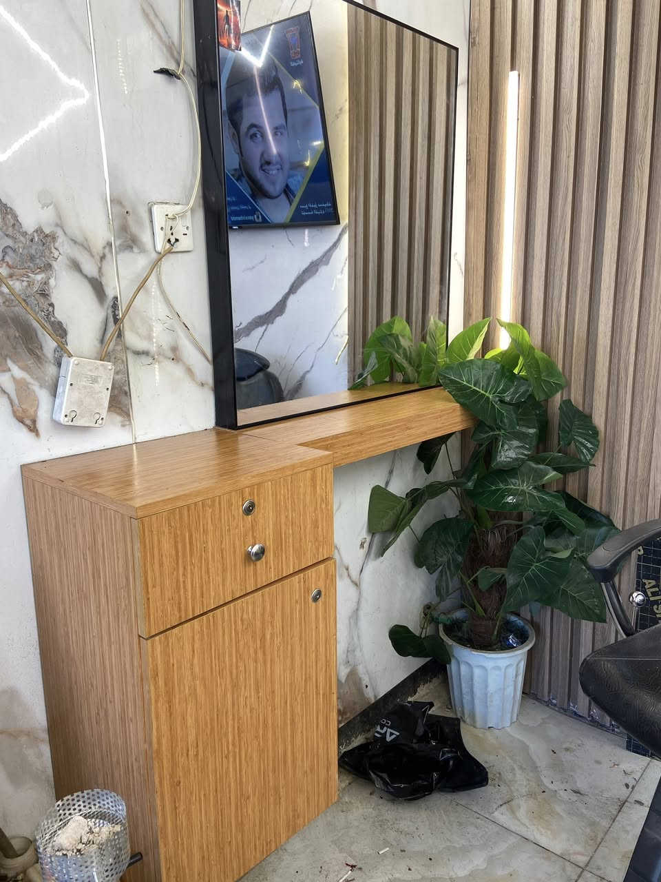 مرايه و ميز مع مجر و كومدي السعر ٧٥ بي مجال حك جيه وبس هذه رقمي *********** الشعب حي بساتين
