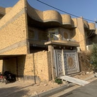 للبيع بيت 200 م في حي الجامعه المربع الذهبي 3 طوابق وفيه 6 غرف نوم وصا...