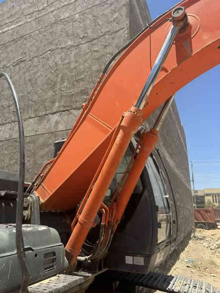 السلام عليكم حفاره هيتاشي 200 Z3 رقم قادسيه بااسمي مع جك 1500 نقار الحفاره شغاله وكامله صينه وزناجيل ومكينه ومضخه كلهن زينات السعر 340 للاستفسار ***********
