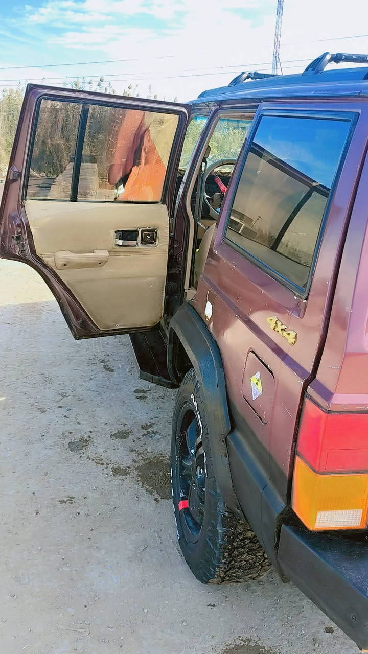 جيب شيروكي موديل 92 سنويه ل 26 تخم تاير كامل جبلي جديد  ويل كب اصلي جديد مكينه وگير  رقم كربلاء سياره جاهزه ونضيفه الصور گدامك  السعر 37 مو شراي لايتصل  ويتعبني  ***********
