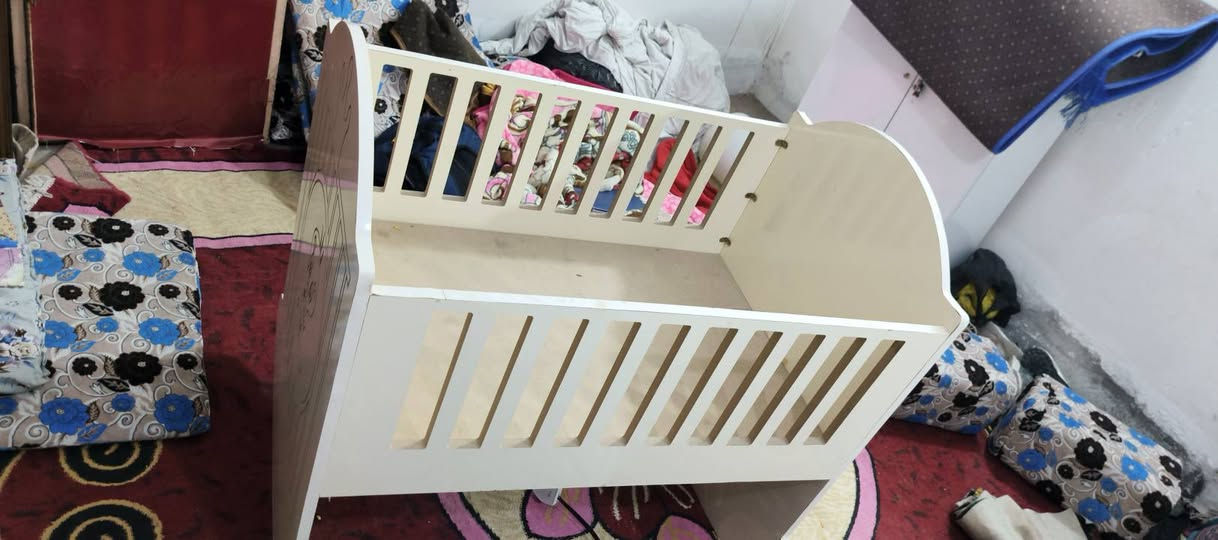 سلام عليكم كاروك هزاز مستخد قليل أم دي إف كلش قوي قياسه 120x80يصلح لعمر5سنوات سعره ٧٥الف قفل الرقم ***********8
