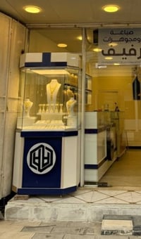 عارضة ذهب • ميز ملحق ٢م • رفوف جداري