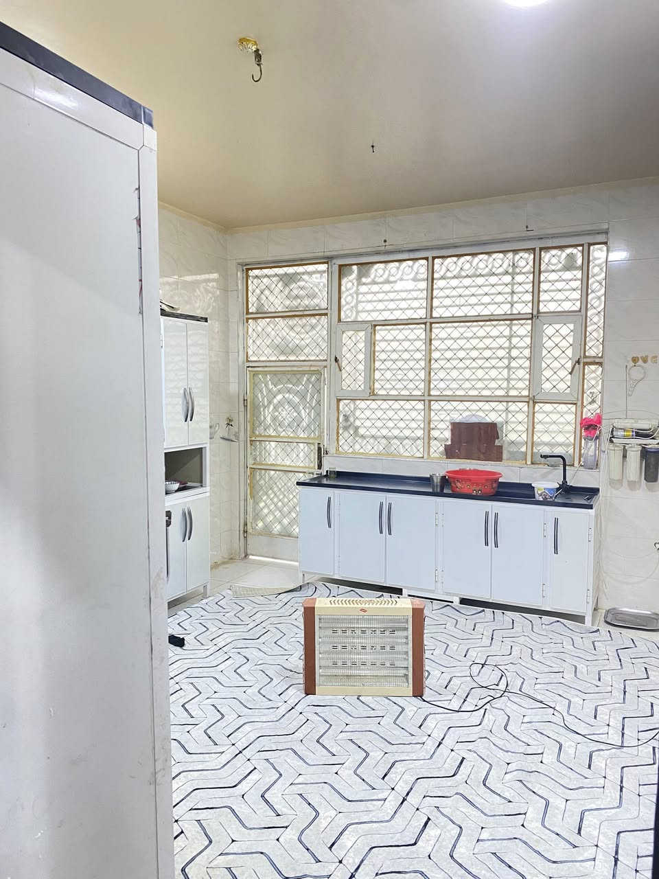 السلام عليكم بيت للبيع بمساحة200م 
حي المعلمين خلف مجمع كميل مداور ب اسم المشتري 
يتكون من غرفتين ومطبخ وصاله واستقبال ومجمع صحيات داخلي وخارجي البيت ينباع مع الاثاث السعر 92 الاستفسار ***********
