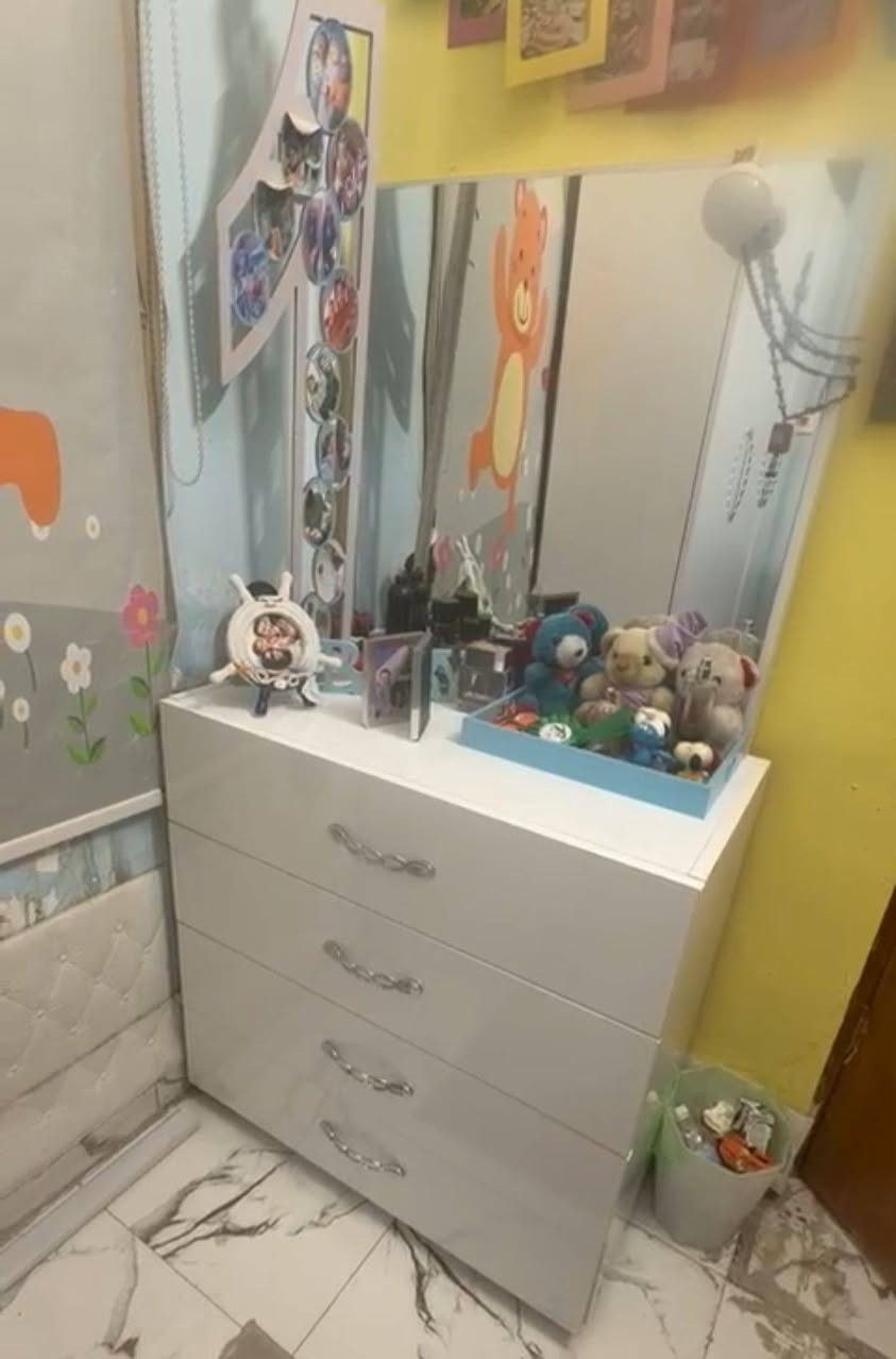 جرباية طابقين مال اطفال العمر لل١٠ سنوات واكثر هم تتحمل وقوية وتوصاه الخشب MDF وتتحمل الحد ١٠٠ كيلو والطابق الفوك بيه قفل وجكات علمود الطفل ليوكع امان اكثر ووياهة ميز تواليت ٤ مجرات ومراية وميز الصغير وكلش جديدة شخط مابيهة والمكان شارع فلسطين والسعر اتصل او تراسلني وتساب وتدلل ***********
