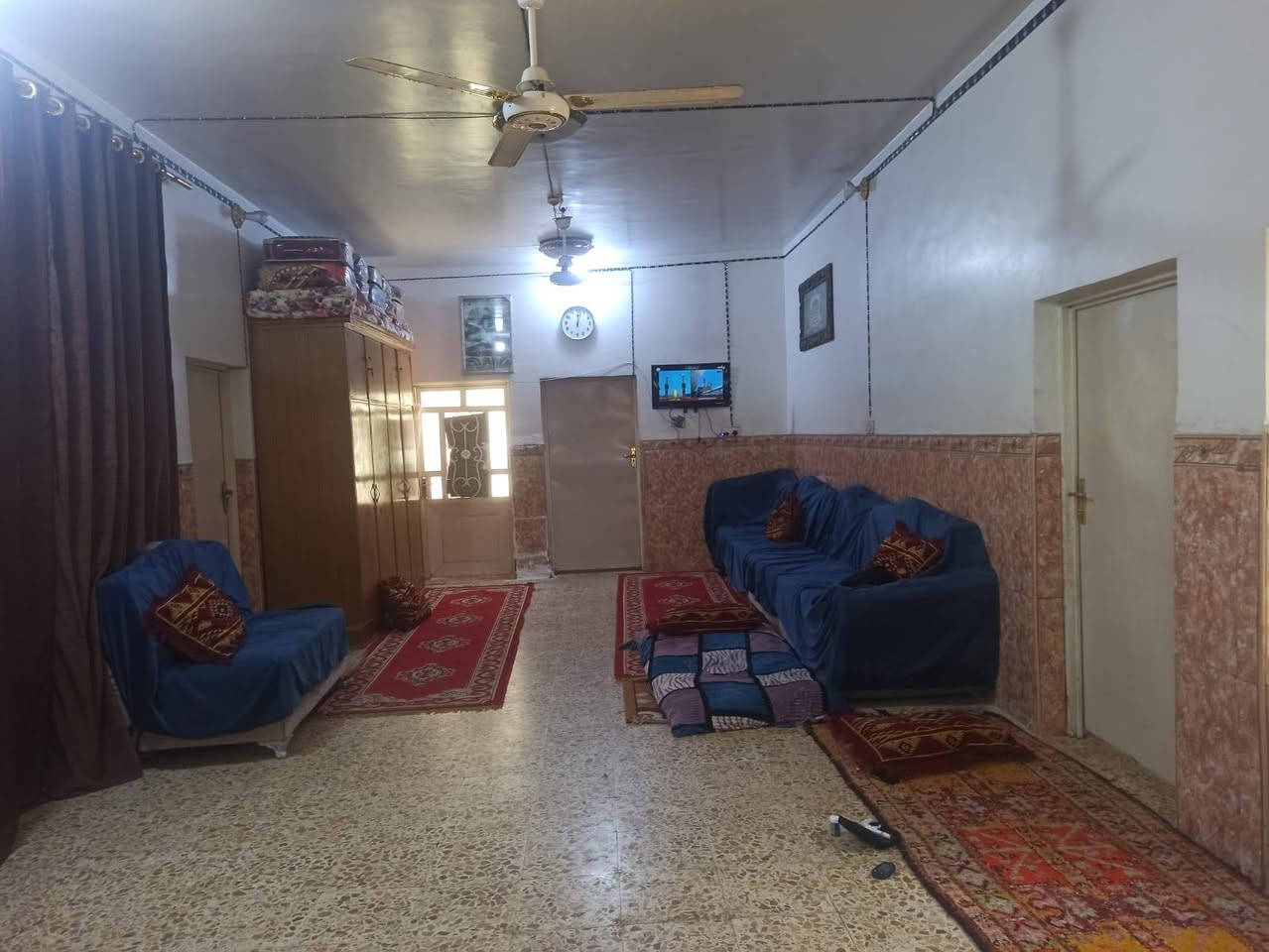 سلام عليكم بيت للبيع في الرضوية الثامنه مساحته 250 متر يحتوي على استقبال وصاله و 3 غرف نوم ومطبخ وتخاريج وكراج للاستفسار ***********
