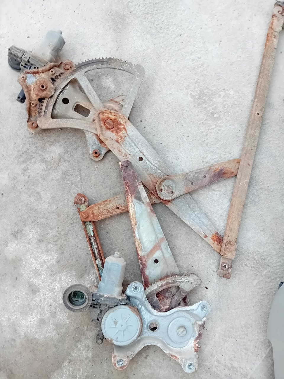 مكاين جام كامله امامي خلفي جهة السكن+ اقفالة 2 خلفي واحد امامي +ظفيرة باب خلفي ***********
