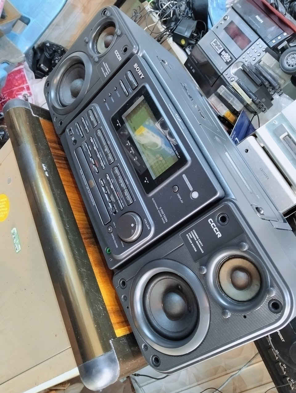 من نوادر الاجهزه اليابانيه 
بارتبل سوني SONY راديو مسجل سي دي CD
صناعه ياباني صنع سنة 1989
جهاز بلادي غير داخل تصليح ونظافة الجهاز 99%
موجات الراديو FM AM 
المسجل دبل كاسيت عدد 2 قلاب 
سي دي CD مع أوكس AUX
يعمل كهرباء 220 وباتري كبير 
مع واير كهرباء أصلي شركه
صوت عالي ونقي وتحكم بالصوت 
جهاز ثقيل الوزن 
أبعاد الجهاز عرض 47 سم ارتفاع 20 سم عمق 22 سم 
يوجد فديو بالمنشور يوضح التشغيل 
للحجز والاستفسار المراسله على الخاص


**إذا كنت صاحب هذا الإعلان وتريد حذفه لأي سبب، رجاءا أرسل رسالة إلى الدعم الفني**