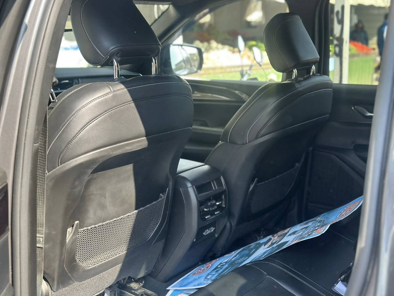 للبيع
سيارة جيب كراند شيروكي 2023

الضرر كلش بسيط بالجاملغ الخلفي اليسار ومعدل ع بارد فقط بدون اي دواخل السيارة كلش ضررها بسيط والنظافة فول 

السعر : 325$ ( مرقم بغداد ) وبيها مجال 

للاستفسار على هذا الرقم / ***********￼

المواصفات: 

المحرك: 3.6 لتر V6 بنزين

🔹 القوة: حوالي 290–293 حصان

🔹 ناقل الحركة: أوتوماتيك بـ 8 سرعات

🔹 نظام الدفع: عادة دفع رباعي 4×4 (قد يتوفر دفع خلفي في بعض الإعدادات)

🔹 استهلاك الوقود: متوسط جيد النسبي لسيارة SUV بهذا الحجم (حوالي 9.5–10 كم/لتر في الاستخدام

️ مقاعد أمامية مكسوة بجلد (أو جلد شبه فاخر مع لمسات Suede)

✔️ مقود مغطى بجلد مع تدفئة

✔️ مقاعد أمامية مدفأة

✔️ نظام تكييف هواء أوتوماتيكي مزدوج المناطق

✔️ شاحن لاسلكي للهاتف 

✔️ فتح وتشغيل السيارة عن بُعد 

شاشة نظام الترفيه Uconnect (تقريبًا بحجم 8.4 بوصة)

✔️ Apple CarPlay وAndroid Auto

✔️ نظام صوتي قياسي

✔️ منافذ USB

✔️ بلوتوث للاتصال والموسيقى 

️ عجلات 20-إنش تصميم Gloss Black (لون أسود لامع)

✔️ لمسات خارجية سوداء 

✔️ مصابيح LED أمامية وخلفية

✔️ شبكة أمامية بلون مميز لمظهر رياضي

✔️ زجاج خصوصي وخطوط تصميم أنيقة  

� نظام مراقبة النقطة العمياء 

🔹 نظام الفرامل التلقائي في حالات الطوارئ

🔹 حساسات وكاميرا خلفية للركن

🔹 مساعد ثبات السيارة (ESC)

🔹 أنظمة تحكم في الجر والتضاريس
