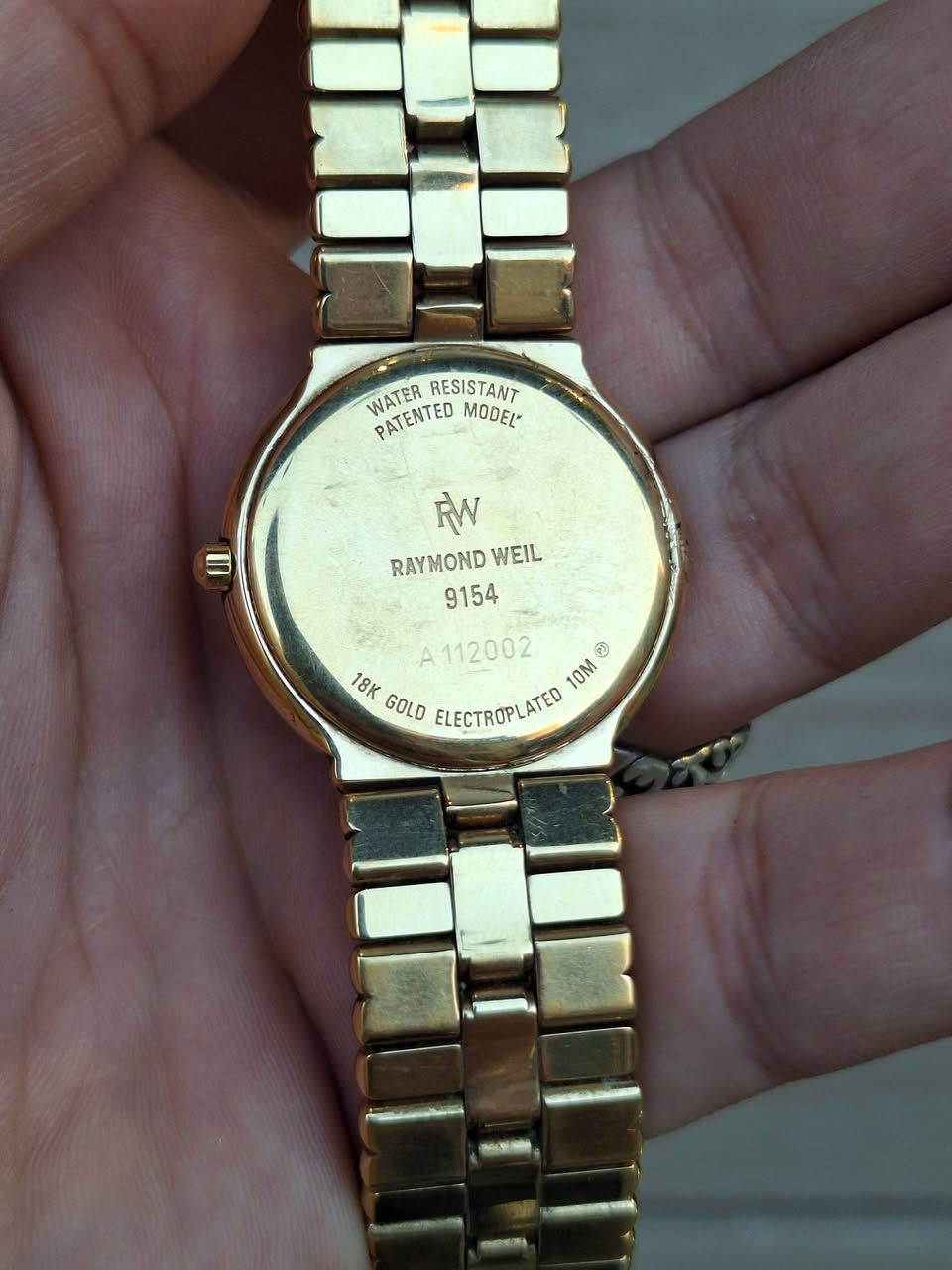 ساعة Raymond Weil Genève السويسرية الفاخرة، وهي من فئة الساعات الكلاسيكية المطلية بالذهب (غالباً عيار 18 قيراط)، وتعمل بحركة الكوارتز (البطارية).أبرز مواصفات الساعة الفنية والجمالية:التصميم: مينا دائرية كلاسيكية مع أرقام رومانية أنيقة للإشارة إلى الساعات.نافذة التاريخ: توجد نافذة دائرية صغيرة لعرض التاريخ عند مؤشر الساعة السادسة.السوار: سوار معدني مدمج ومطلي بالذهب بتصميم خرزي متناسق.المنشأ: صناعة سويسرية أصلية كما هو موضح بكلمة "Swiss" أسفل المينا مركز طوخ, القليوبية


**إذا كنت صاحب هذا الإعلان وتريد حذفه لأي سبب، رجاءا أرسل رسالة إلى الدعم الفني**