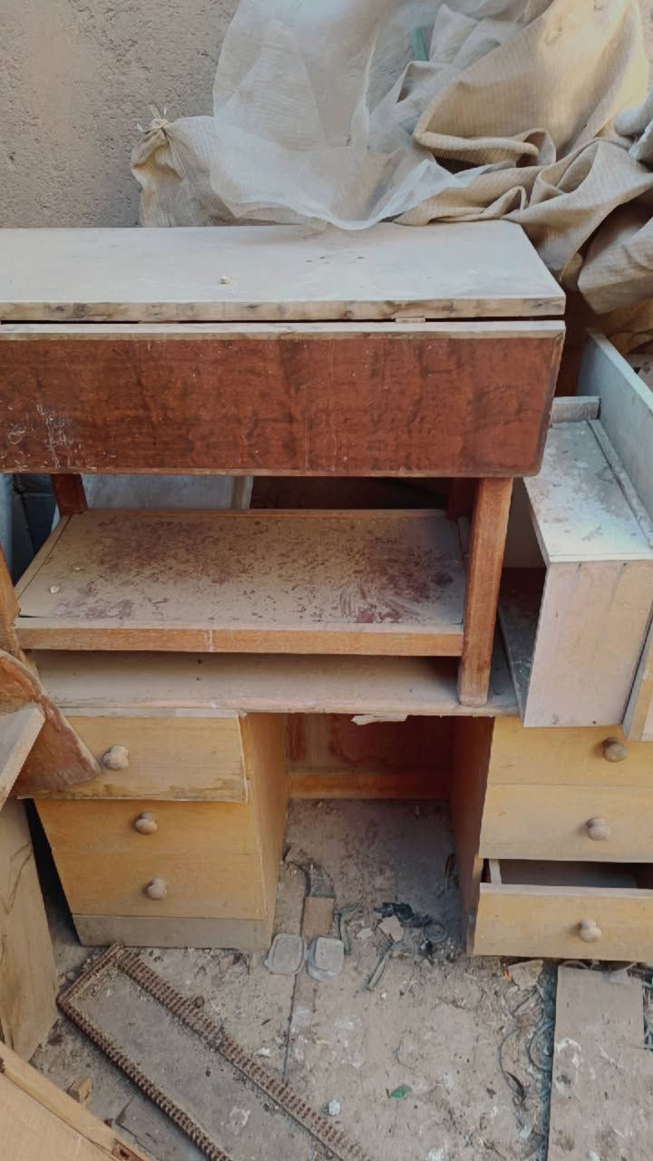 سلام عليكم  ميزين واحد صاج اولي تحفه  قديم  نضيف. رادله مسح فقط  وثاني ميز مرايه  كامل مجرات. صاج. نضيف رداله فقط مسح  هو مرايته يريدهن يدلل. كل من وسعره ابو مرايه سعره 80
الميز البلوط سعره 50
مكاني بصره طويسه  ***********
