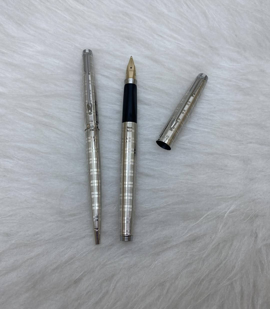 PARKEA( 75)
سيت باركر 75
حبر و جاف
طلاء فضة ثابت 
فرنسي المنشأ اصلي 
ريشة(سلاية) ذهب خالص عيار  14k
نقشة مميزة و نادرة 
حجم الخط M 
انتاج سنة الثمانينات 
جديد غير مستخدم
مع العلبة الاصلية 
للاستفسار المراسله على الواتساب او الاتصال بالرقم  *********** 
يوجد خدمة توصيل داخل بغداد و محافظات⁩
