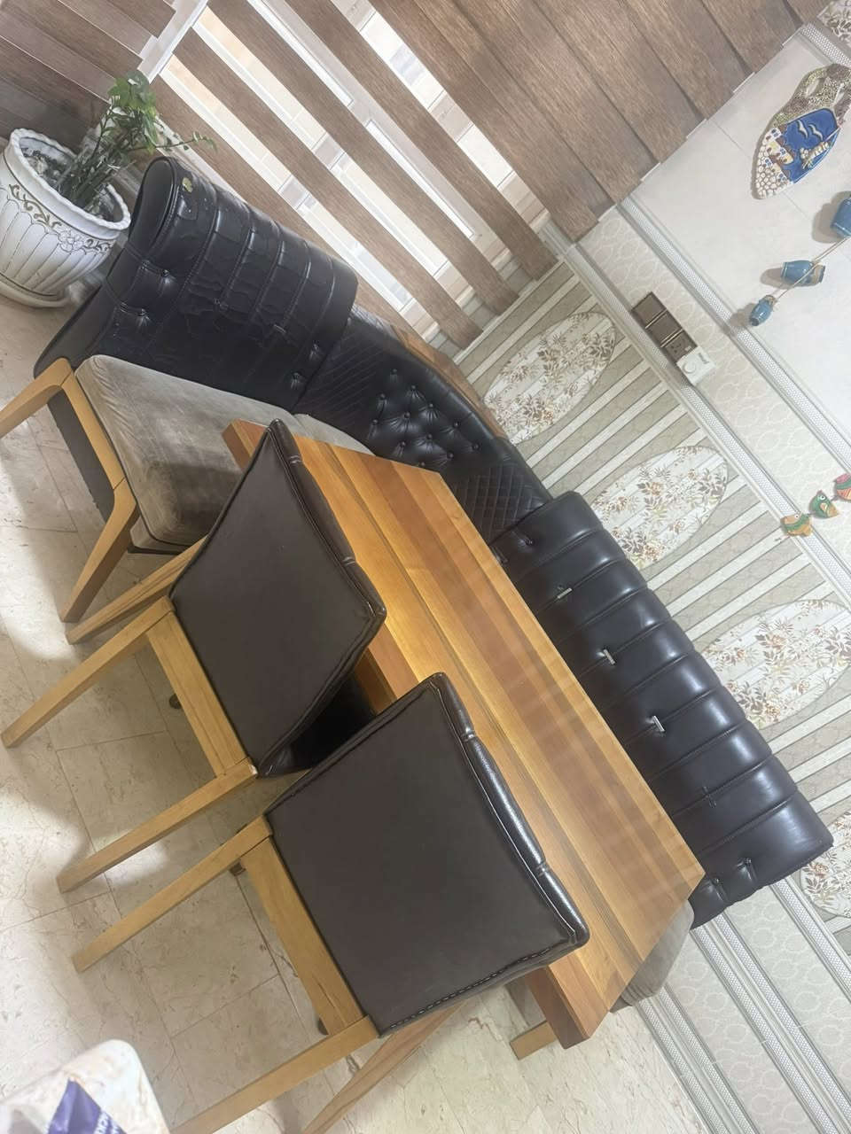 السلام عليكم ميز طعام للبيع ٢كراسي وتخم زاويه ٣ قطع شركه هوم سنتر السعر ٣٠٠الف وبي مجال العنوان حله حي الكرامه أي استفسار التصال على هاذ الرقم ***********
