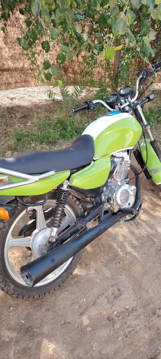 يالله سلام عليكم دراجه دايون عضم 
مديل 23 اوراق اصولي محرك 125 مامفتوح 
دراجه كله شغاله كفاله من تاير للتاير 
ترهم مراوس هم سعر 700 وبيهه مجال 
مكان حله الحمزه الغربي قرب شركه الاتحاد 
***********
