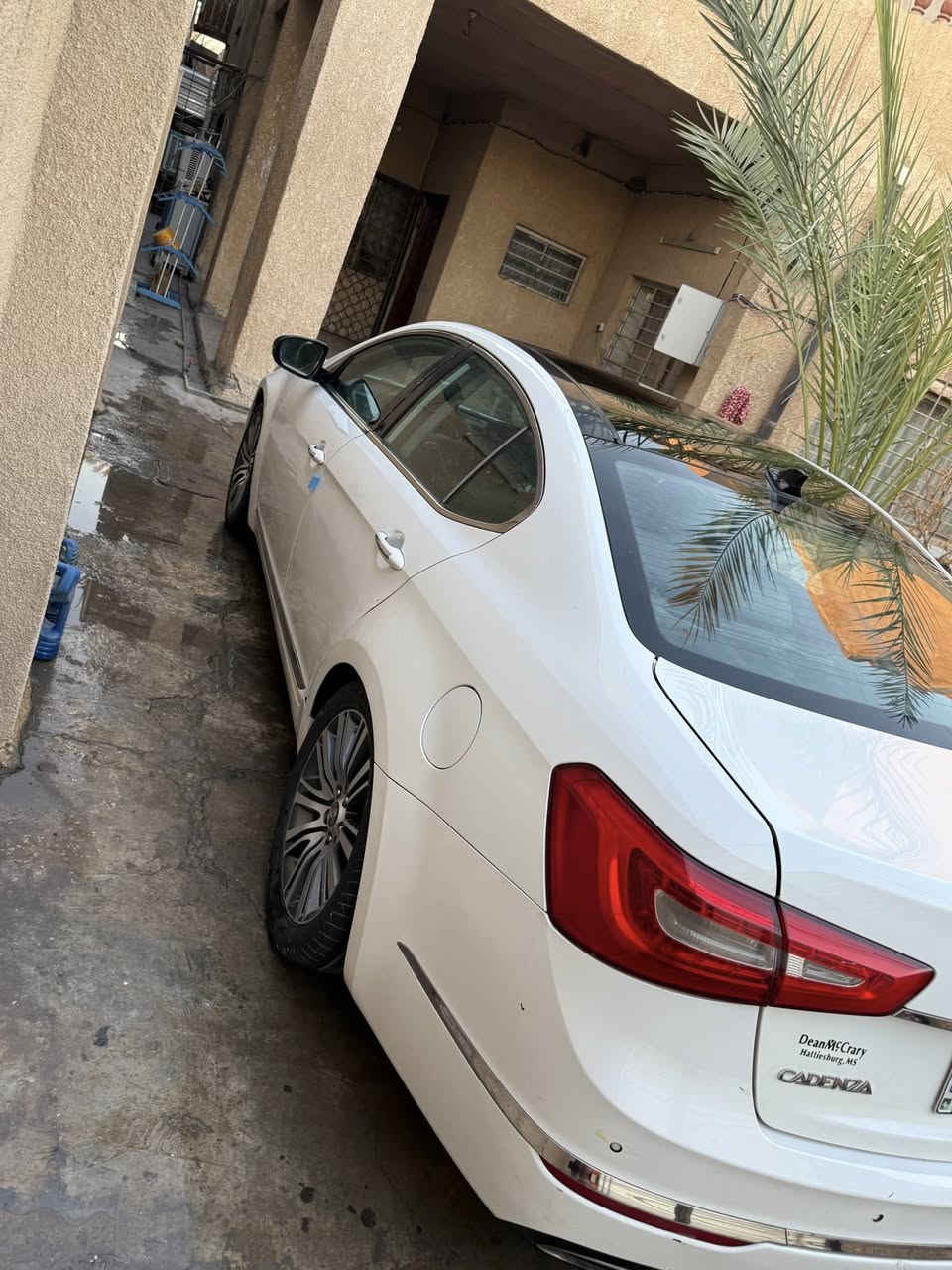 السلام عليكم 
كادنزا 2015  امريكي  بيهة 3 قطع صبغ فقط بدون دواخل 
فول مواصفات 
المواصفات 
6 سلندر 3300
بصمه تشغيل 
بصمه ابواب  +جنطه
بانوراما 
كشنات جلد 
كشنات تدفئه-تبريد
كشنات الامامي كهرباء 
برده خلفيه 
لد امامي 
كشن خزن 
كامره خلفي
حساس خلفي 
تحكم ستيرن متكامل 
تبريد قطعتين 
تبريد بيانو  
تدفئة تبريد ستيرن
مري قلاب +اشاره
ماشية : 135mi
مناقصها اي شي
السيارة بإسمي رقم بغداد دولي 
السعر : 135 ورقة وبيها مجال

مكانهة بغداد الزعفرانية
***********
