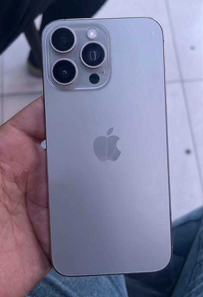 ايفون 15 برو ماكس ذاكره 256 مبدل شاشه وبطاريه شاشه اخت الاصليه مابيه شي هذا ضوه عاكس عليه والسيمكارت اخر فتره توقف ويشتغل مرات يبقى وراها يطفى السيمكارت فقط نهايته 600 الف الشراي يتواصل واتساب ***********
