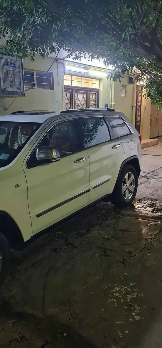 السلام عليكم.
جيب 2013 للبيع.
السياره فول واحد على واحد
بنورما جكات تدفه تبريد بل كراسي
ول ستيرن ومواصفات الجيب معروفه
رقم بغداد تحويل ثاني يوم.
السياره بيها ضرر صبغ حزام
السعر 160وبيه مجال بسيط  وماكو جيب فول بهيج سعر
مكاني موصل الدركزليه.
***********.
