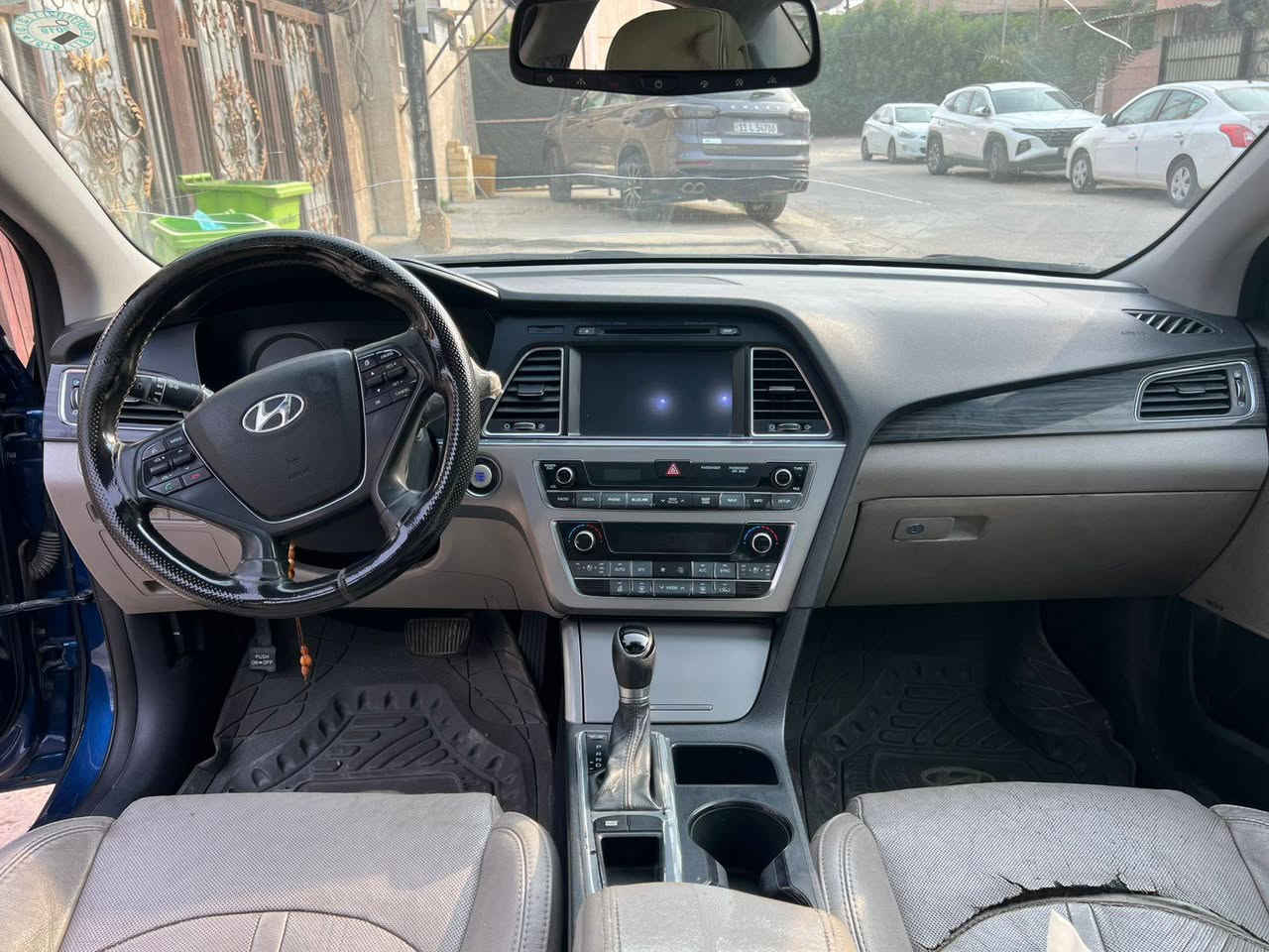 سلام عليكم Hondai Sonata 2016 فول 1/1امريكيه ضربته جاملغ وباب خلفي فقط ماشيه 99 فول لمتتد السعر 130وبيه مجال انشاء الله   مكاني الكرخ العامريه رقم الهاتف ***********
