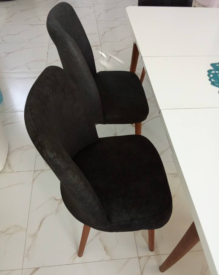 للبيع ميز طعام مع 6 كراسي يتكبر و يصغر نظيف السعر 180 الف اتصال على الرقم *********** 
كركوك شوراو
