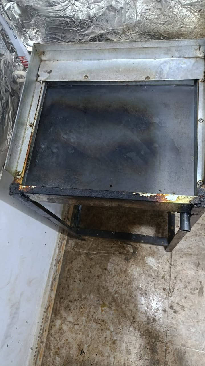 أغراض كافتريا للبيع نظيفات جدا
طباخ حوضين كبير 
فنكر فلافل كامل 
السعر 65 
شواية بركر عالية السعر 35 
مغسلة نظيفة مع خلاط 
السعر 15 
الاتصال  ***********
