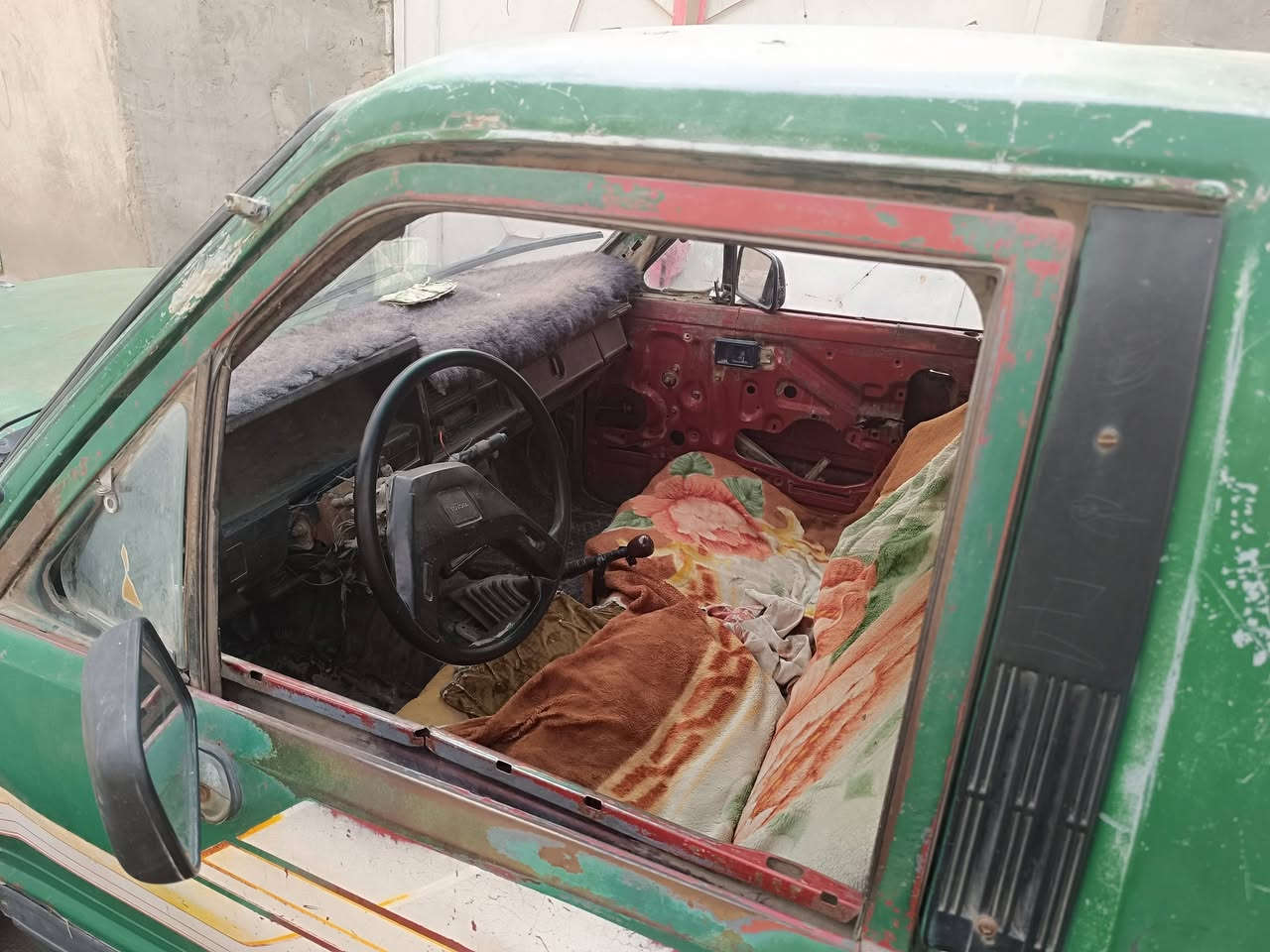 سنويه منتهيه صارلها9اشهر   
رقم بصرة 
سنويه بسم راعيها بيتهم بزبير ويريد مداور 
سياره جازه الشغل بس بيه تلحيضات
حداديه عوزه ترتيب 
محرك حلو كير هم حلو 
سياره متروكه محد يطلع بيها عوزه ترتيب 
وسياره مثل الي بصوره وشوف العين احسن
رقم الهاتف ***********
سعر خاص
