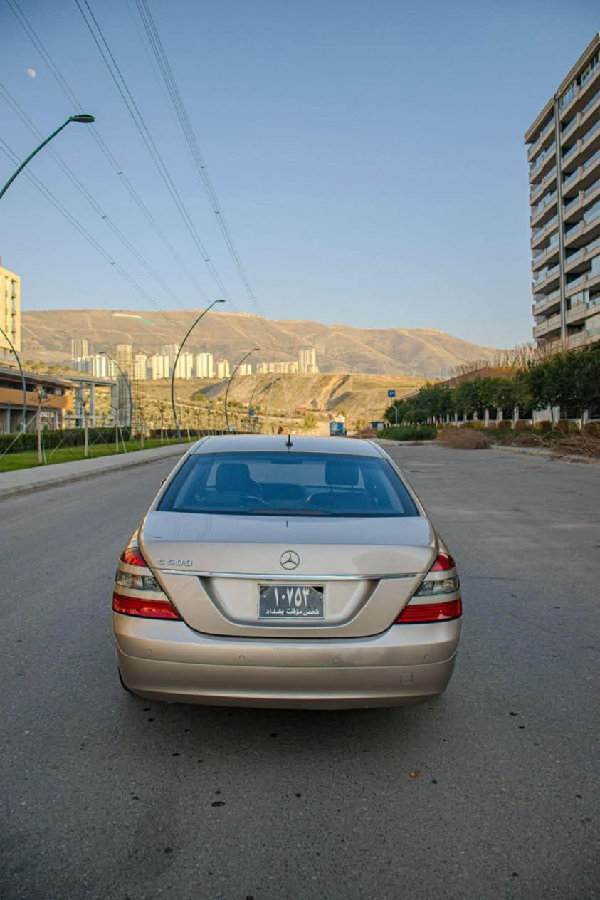 Marcedez Benz S500 2006//***********//***********
ڕەنگی بڕۆنزی
8 پستۆن 5L گێڕ و مەکینەی بەشەرت تاک ئەکسلە
فول مواسەفات :
کوشن جڵد و هیتەر , کوشن خەزن 
قفڵ مەرکەزییە , ئاوێنە کارەباییە ئەخەوێت 
ماوسە , سوکان ڤۆلیۆمە , پەردەی جامی دواوەی شەریکەیە
دەبڵی هەواییە بەرز ئەکرێتەوە , تەحدید سورعەیە , دەبڵ شاشەیە
سێ مۆدی لێخوڕین ( comfort , sport , عادی )
پێداویستی فریاکەوتنی خێرای تیایە , سپێری شەریکەیە
حاسەی پێش و پشتی هەیە و کامێراشە
بەغی ئاوی هەیە بۆ پاککردنەوەی لایتەکان
بەس سڵاید نیە , ساغە واتە نەمووسە نەبڕاوەیە
سەیارەیەکی زۆر پاک و بێ کێشەیە
125 هەزاری حەقیقی ڕۆیشتووە
بۆیاخیش تەنها ئەوەی سۆنەرەکەی هەیە لەگەڵ 2 سارد بێ شوخت بێ کاڵ بوونەوە بێ ئێرباگ 
بۆ نرخ پەیوەندی بکە جوابی مەسج نادەمەوە 79مجالیکی برایانە. السليمانية, العراق
