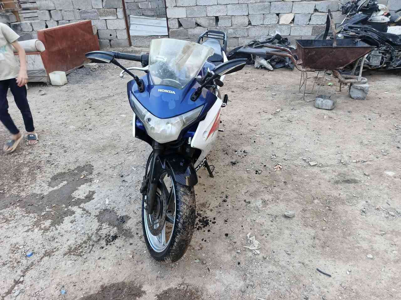 السلام عليكم دراجة بطح CBR موديل تقريبا ٢٠١٤ او اكثر ما اعرف بضبط دراجة بيها مشكلة من تحرك تطفي ما اعرف بمشكلة بل كلج والدراجة مجفتة هسه بجديد بوشه تنزيل و رنكات عمل يم وديع محرك ربع نوزل دراجة تشتغل تجي تفحص من البيت و تشرفني سعرها ٨٠٠ وبيها مجال بسيط 
***********
