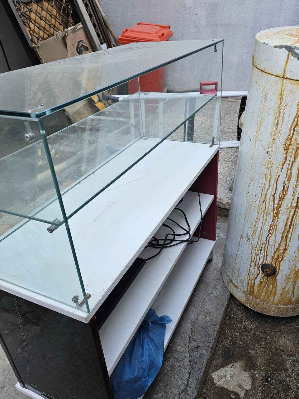 فاترينة محل 
ميز مكتبي
ميز صيانة 
سعر 400 مكان بصرة كرمة علي 
*********** البصرة, العراق
