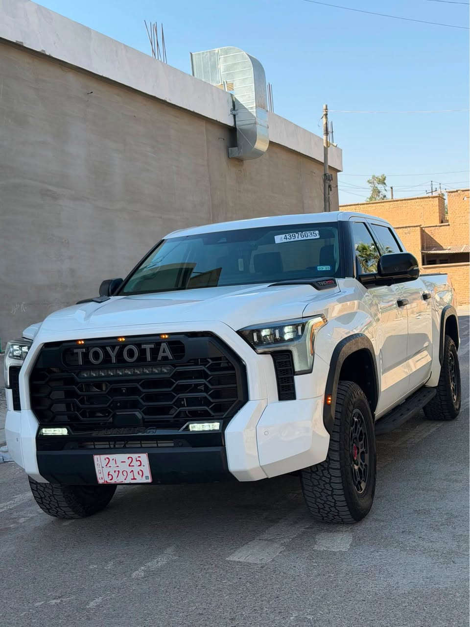 :

🚘 للبيع: تويوتا تندرا TRD Pro موديل 2023 - لون أبيض

بيك أب أمريكية فاخرة وقوية، مخصصة للطرق الوعرة والسفر، بحالة ممتازة.

🔹 الموديل: 2023
🔹 الفئة: TRD Pro
🔹 اللون: أبيض
🔹 المحرك: V6 توين تيربو هجين i-FORCE MAX سعة 3.4 لتر
🔹 القوة: 437 حصان
🔹 ناقل الحركة: أوتوماتيك 10 سرعات
🔹 الدفع: رباعي (4×4)

⭐ أهم المواصفات:

* شاشة كبيرة 14 إنش.
* نظام صوت JBL فاخر.
* مقاعد جلد كهربائية مع تبريد وتدفئة.
* سقف بانوراما.
* تشغيل بصمة ودخول ذكي.
* كاميرات محيطية 360 درجة.
* Apple CarPlay و Android Auto لاسلكي.
* مثبت سرعة راداري.
* مراقبة النقطة العمياء.
* نظام الحفاظ على المسار.
* دفرنس خلفي قفل إلكتروني.
* مساعدات خاصة للطرق الوعرة.
* مساعد نزول المرتفعات.
* مساعد سحب المقطورات.

💪 مميزات السيارة:
قوة عالية، راحة وفخامة، مناسبة للطرق الوعرة والسفر والرحلات، مع اعتمادية تويوتا المعروفة.

📞 للاستفسار والمشاهدة يرجى التواصل على الرقم: [***********

💰 السعر: [460] قابل للتفاوض للجادين أربيل, العراق
