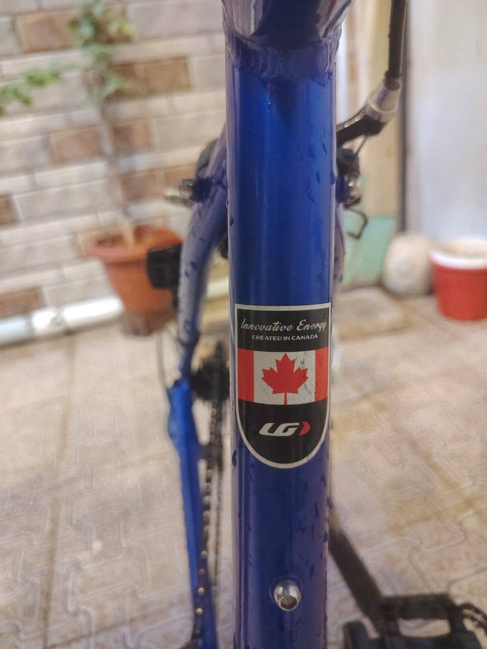 السلام عليكم 
بايسكل ماركة لويس 🇨🇦
مختم كله لويس 
بريكات ماركة TEKTRO
كيورة ماركة شيمانو CLARIS
حجم 28 
نظافه 95%
8 نمر خلفي
2 امامي
السعر 150 وبي مجال بسيط 
الي ميعرف بي ليكسر بي 
خاص او اتصال 
***********
***********
