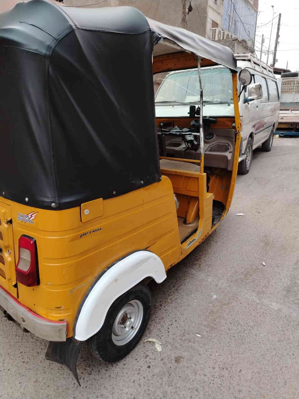 تكتك موديل  20 
السعر 5500 
أوراق كامل 
مابيها رقم 
الشراي يجي يفحص كدام عينة 
البياع شارع 20 
***********
