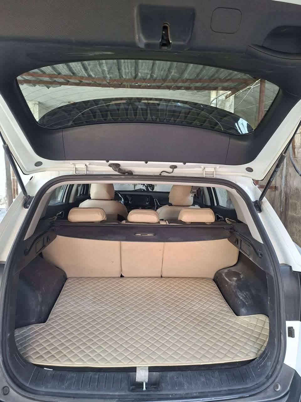 السلام عليكم 
للبيع كيا سبورتج 2023 مكفولة السيارة باسمي 
تحكمات جهتين وشفتات  مقود تدفئة  كشنات كهربائية تدفئة كشنات ومقود تشغيل عن بعد 4انظمة قيادة هاند بريك واوتو هولد نزول منحدرات ومثبت سرعة كاميرا خلفية دوارة مدوشمة كشنات وارضية تخم تاير جديد دسكات اصلية  ادامة منضومة بانزين جرس من تعبر 120ماشية 69 جاهزة السيارة من كل شي السعر 212 وبيه مجال 
م ***********
