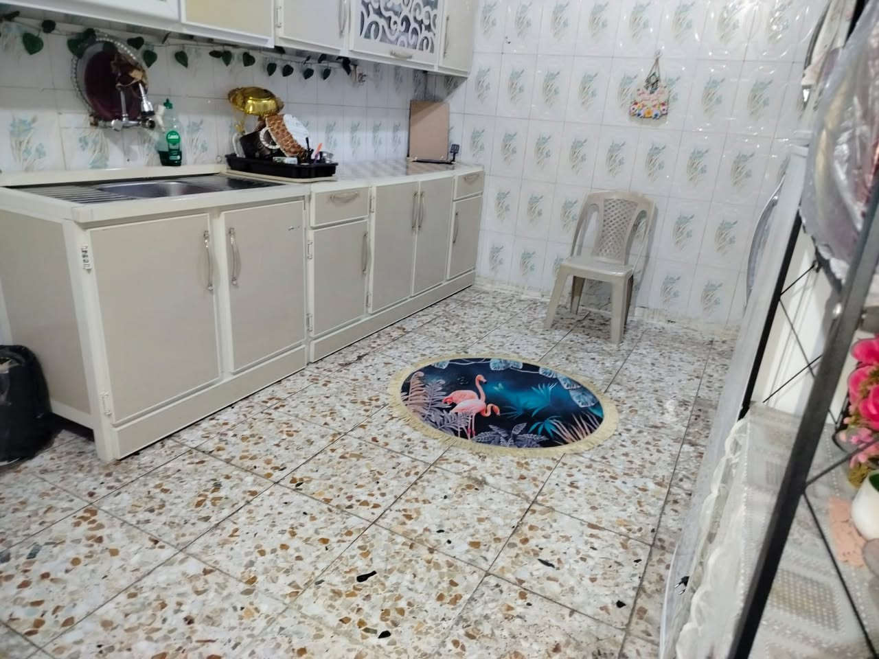 للبيع بيت 100 متر شارع 10 متر حي ميسان قطاع 85 الشريط يحتوي على غرفة و صالة و مطبخ و استقبال و صحيات السعر 100 وبي مجال للاستفسار اتصل ***********

